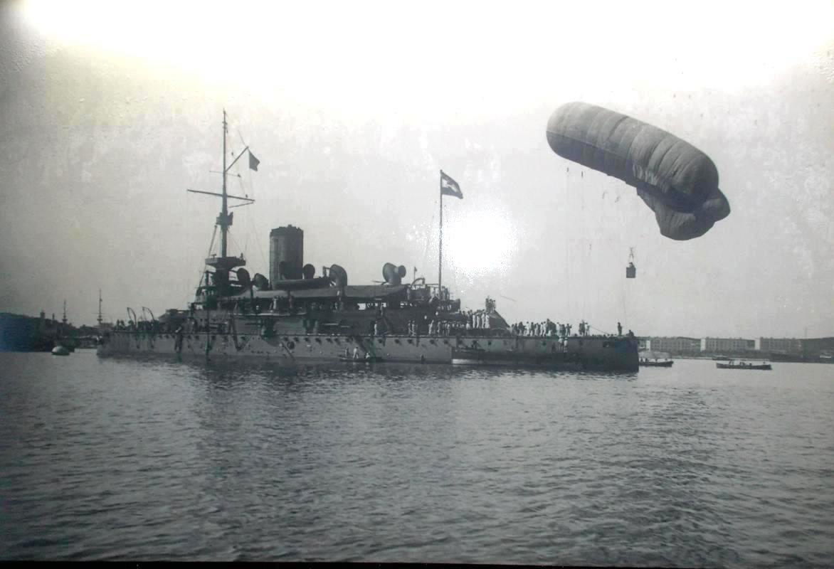 A Monarchia legrégebbi, és legtöbbet foglalkoztatott csatahajóinak egyike, a Budapest, egy megfigyelőballonnal.