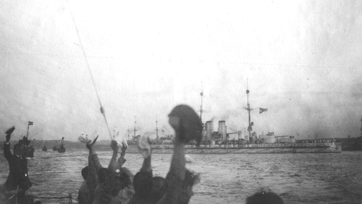 Az Ancona ágyúzásából visszatérő hajók lelkes tengerészei.