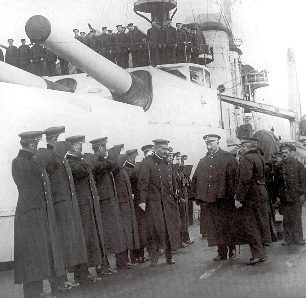II. Vilmos látogatása a Viribus Unitis fedélzetén, 1917 decemberében. A képen a császártól jobbra Njegovan tengernagy, balra pedig Alfred Koudelka.