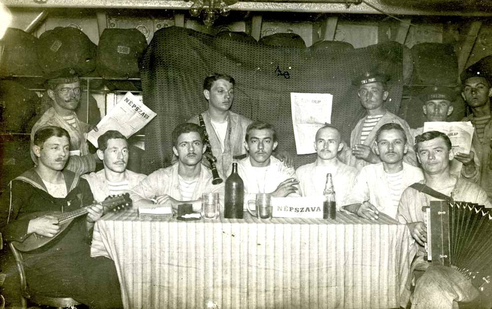 A Zrínyi magyar tengerészeinek egy csoportja. A tüntetően lobogtatott Népszava rendszerellenes megnyilvánulásnak tekinthető, a kép tehát valamikor a háború vége felé készülhetett.