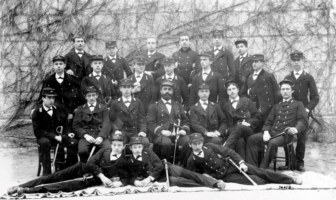 Az 1888-ban végző hallgatók. Az első sorban, középen ülő oktató mögött, tőle a képen balra, a későbbi utolsó flottaparancsnok, Janko Vukovic de Podkapelski.