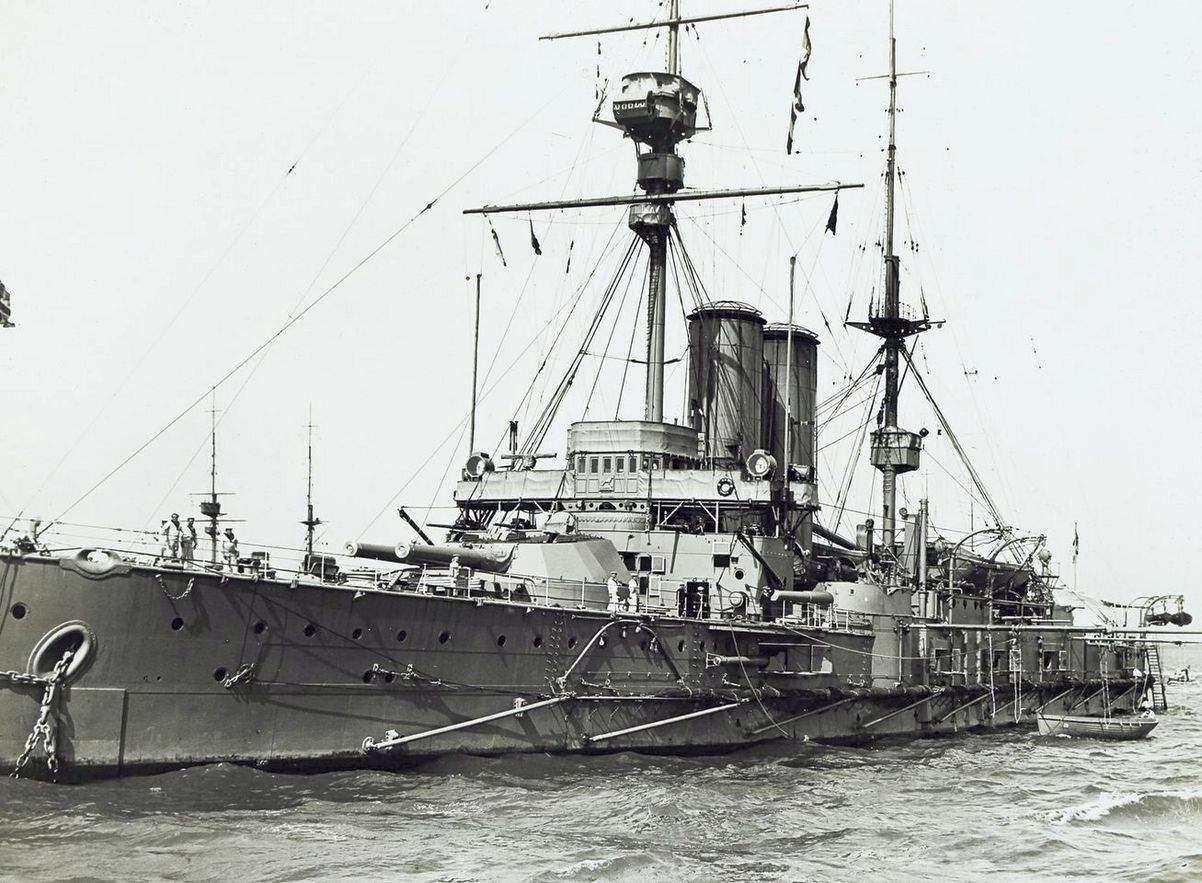 A King Edward VII. osztály egyik csatahajója, az Africa.