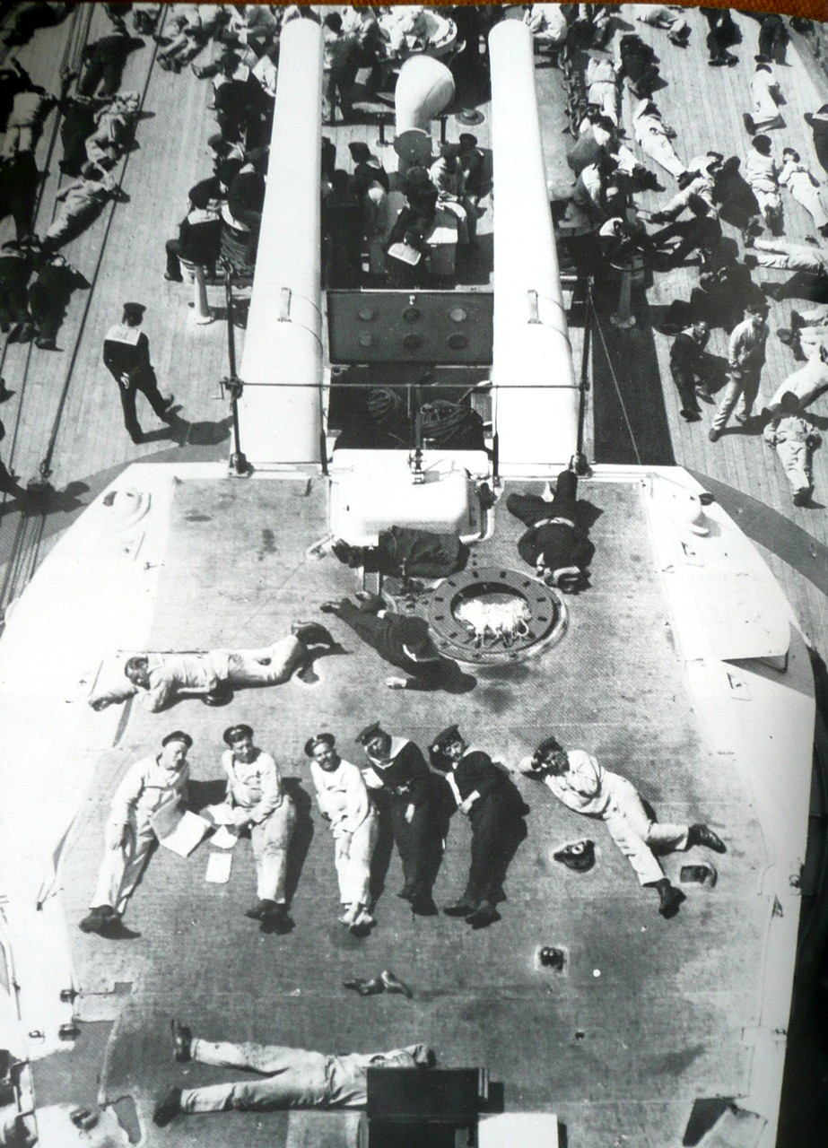 Sziesztázó tengerészek egy Radetzky osztályú csatahajón.
