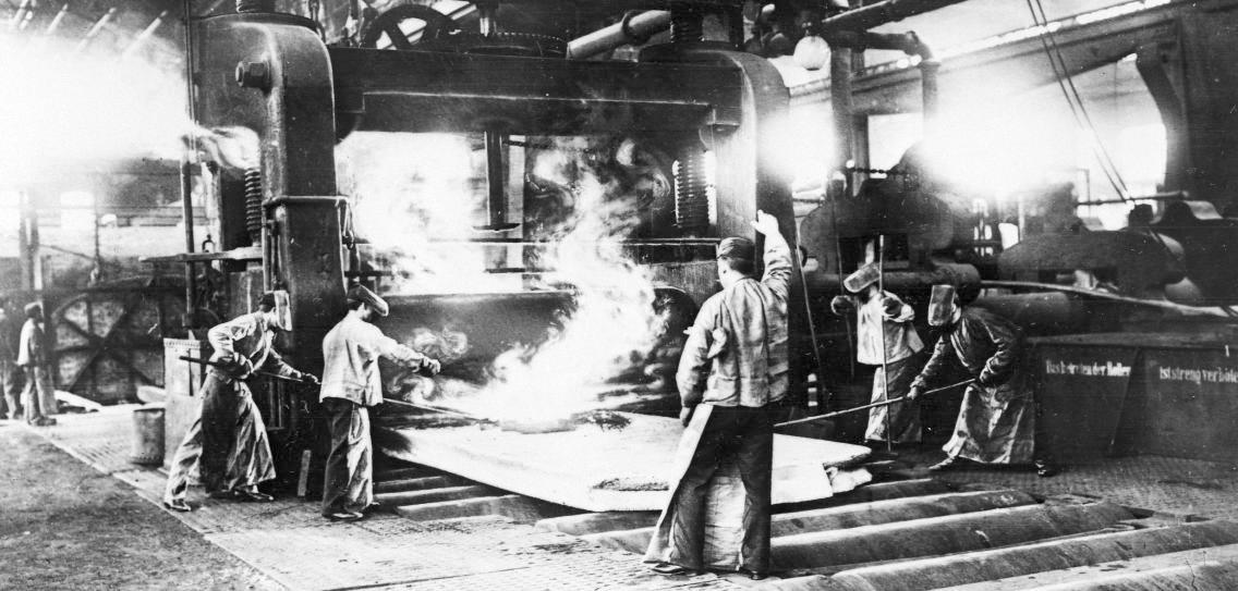 Páncéllemez hengerelése a Krupp Művek egyik gyárában, a húszas években.
