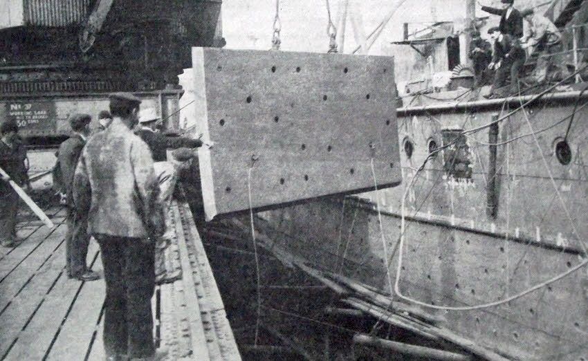 Páncéllemez beépítése egy angol csatahajón. A lemezen és a palánkozáson jól láthatóak a csavarok számára előre kifúrt lyukak.