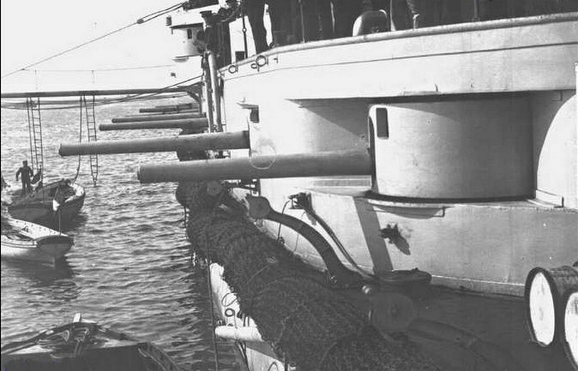 A Radetzky 100 mm-es ágyúinak ütegsora, és alatta a feltekert torpedóvédő háló.