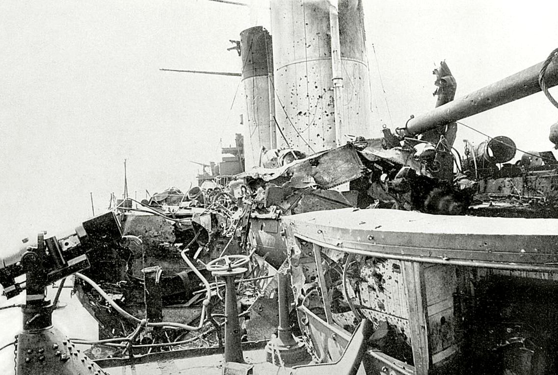 A kis és közepes kaliberű ágyúk által rommá lőtt Orjol fedélzete, a csuzimai csata után.