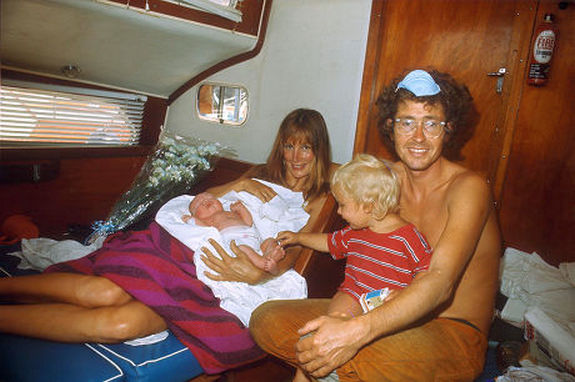 Az Anneliese kabinjában, néhány órával James Mario születése után.