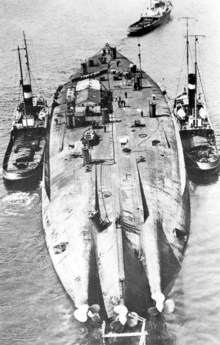 A német Bayern csatahajót kiemelése után így, felborult állapotban vontatták Scapa Flow-ból Rosyth-ba.
