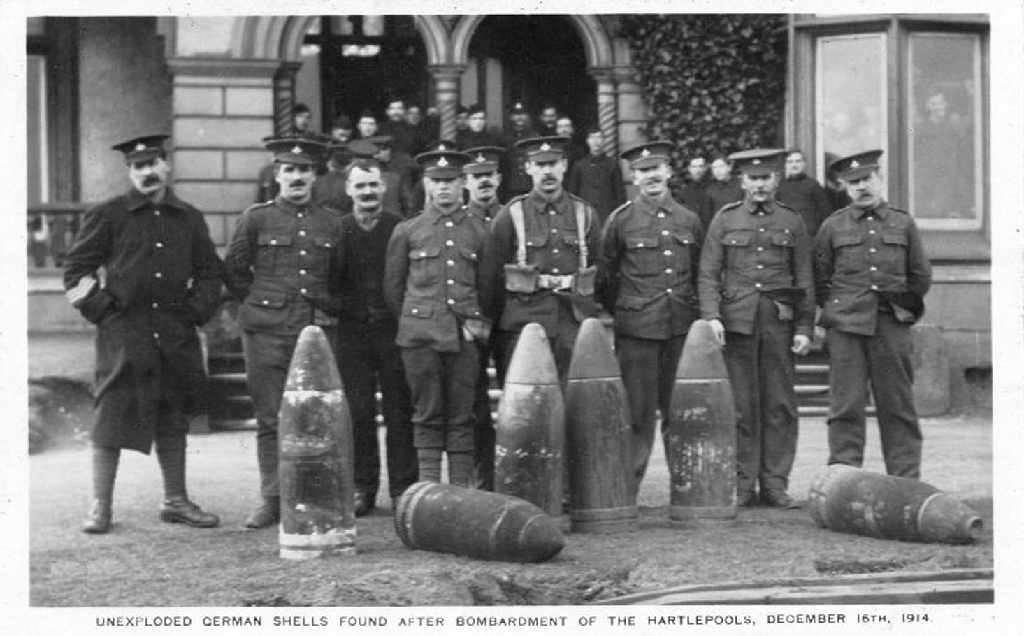 Angol tűzszerészek a Hartlepool-nál hatástalanított, fel nem robbant 28 centis német gránátokkal.