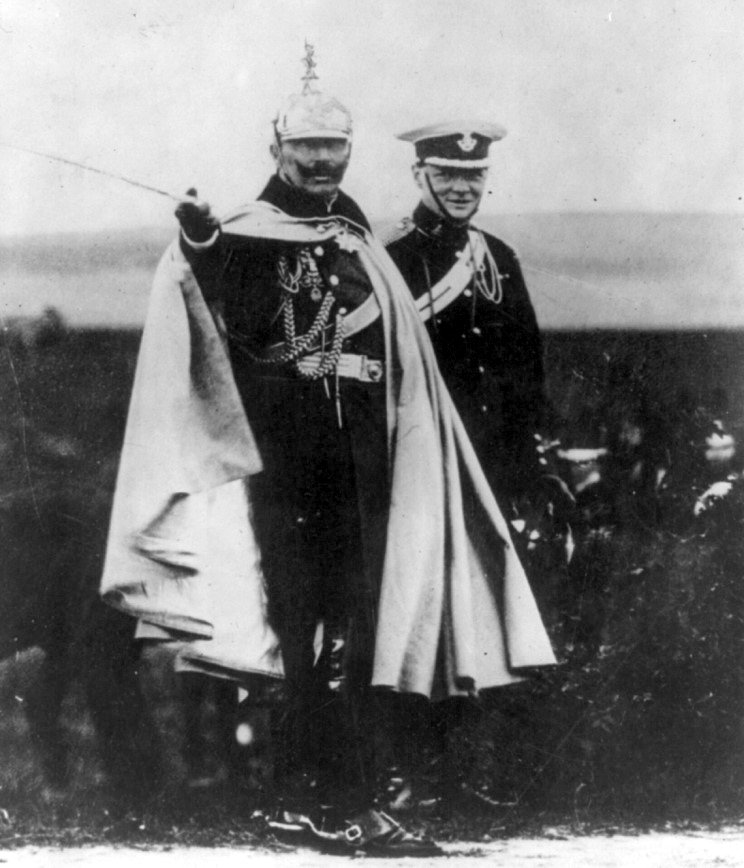 Ha az érdek úgy kívánja, a politikában bárki bárkivel képes összebarátkozni. Churchill és a Kaiser egy 1913-as német hadgyakorlaton.