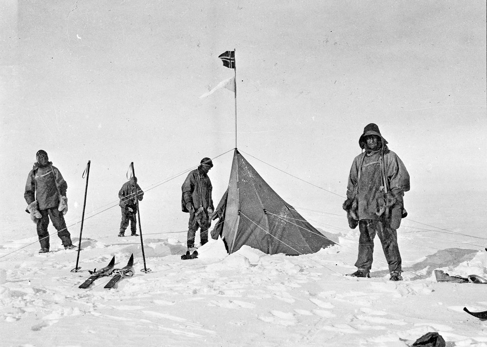A csalódott felfedezők Amundsen sátra körül, a Déli-sarkon.
