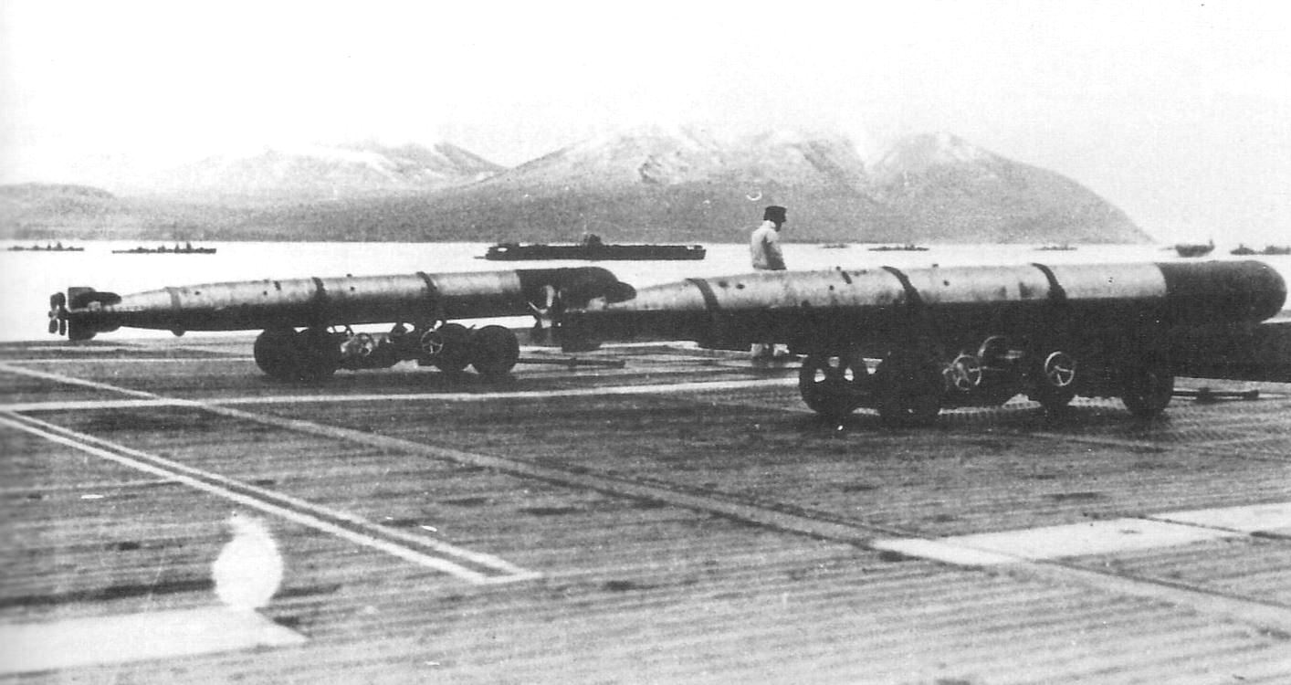 A győzelem fegyverei. Type 91 Kai 2 torpedók a Pearl Harbor elleni támadásra készülő Akagi fedélzetén, 1941 novemberében. A háttérben a Hiryu anyahajó.