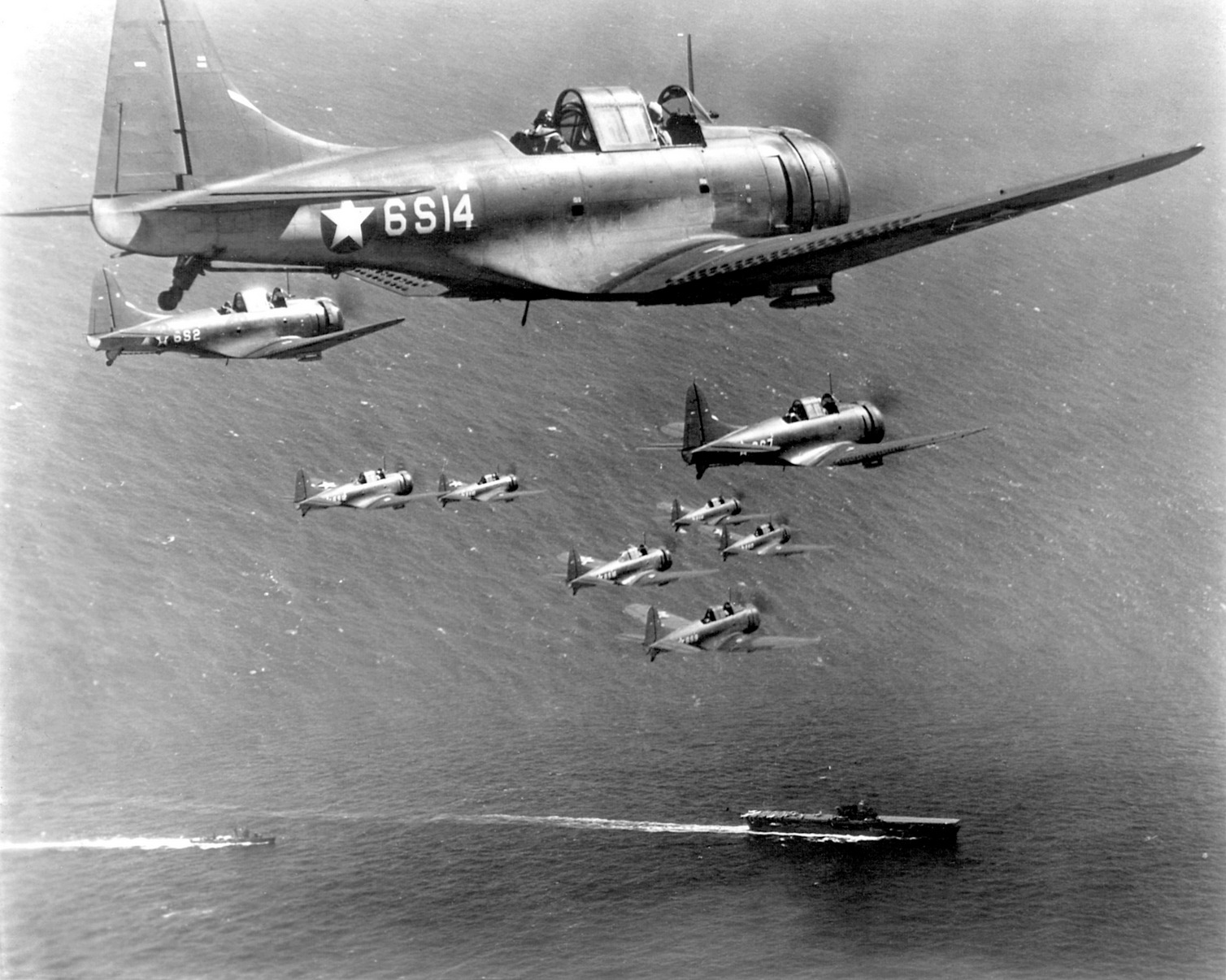 SBD–2 zuhanóbombázók az Enterprise felett, 1941 október 27-én.