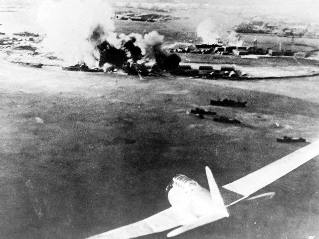 Japán zuhanóbombázó repül rá az amerikai csatahajókra.