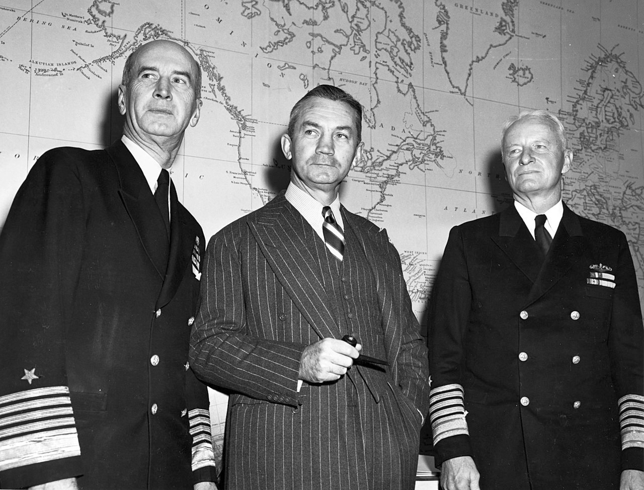 James Vincent Forrestal tengerészeti államtitkár David King és Chester Nimitz tengernagyokkal.