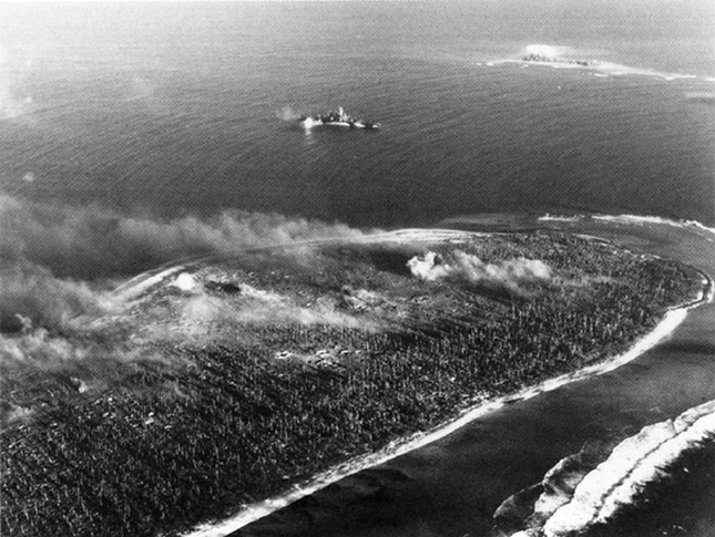 A Tennessee a Parry-szigetet lövi 1944 februárjában.