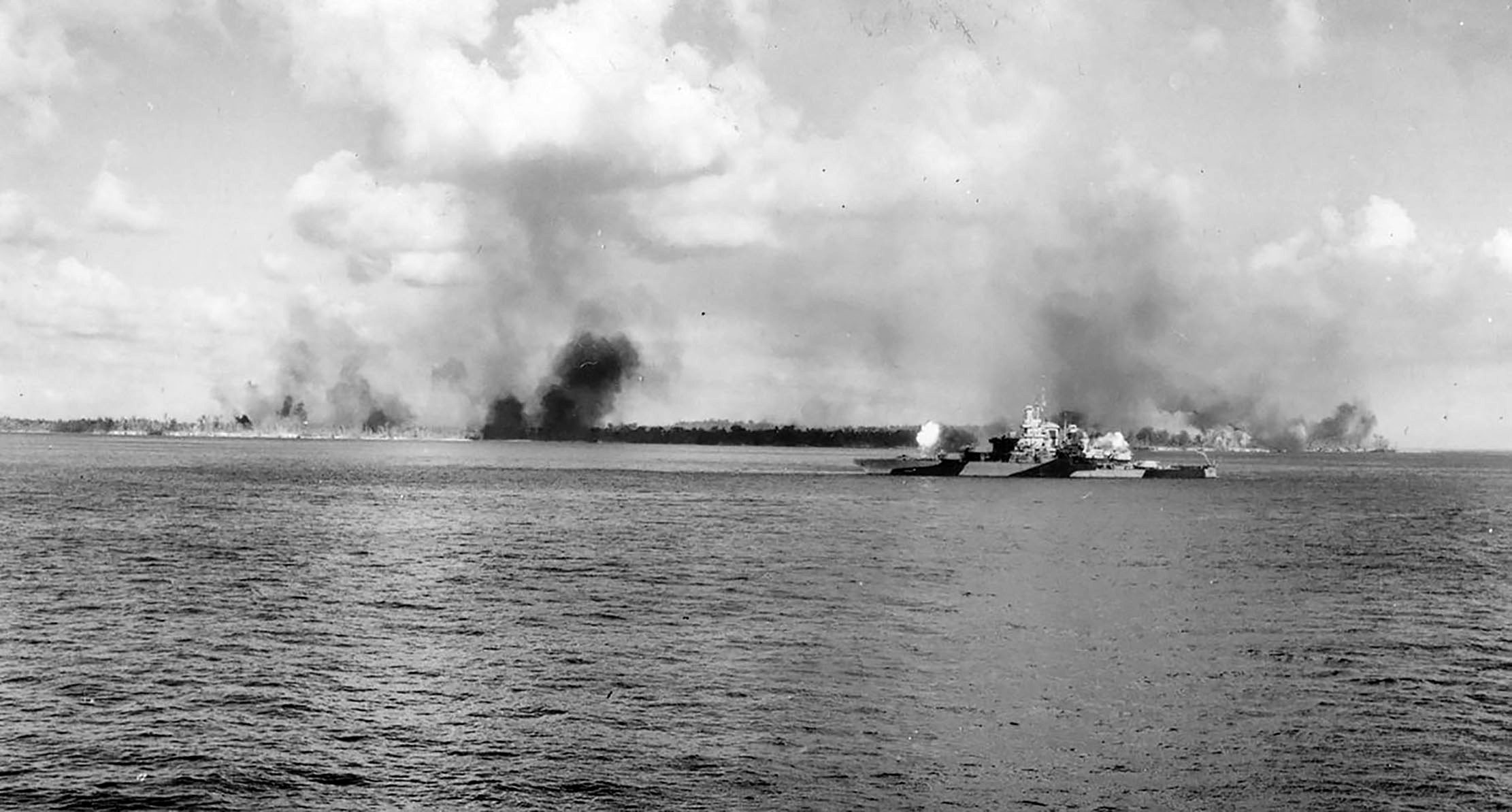 A Tennessee Angaurt ágyúzza.