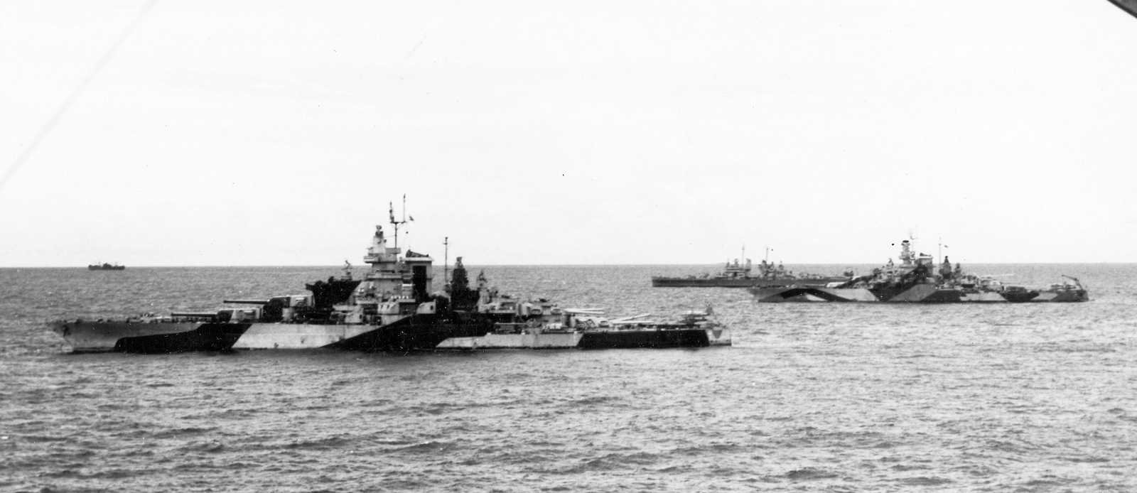 A Tennessee és a California Saipan előtt, 1944 nyarán.