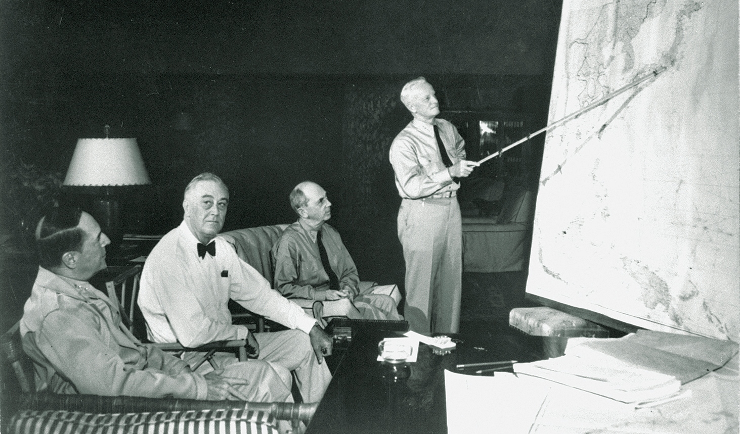 Az 1944 júniusában megtartott konferencián Nimitz a haditengerészet terveit ismerteti MacArthur-al, Roosevelt-el, és William Leahy tengernaggyal, a vezérkari főnökök egyesített bizottságának az elnökével.