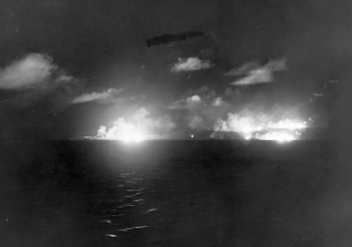 Amerikai cirkálók tüzelnek az éjszakai ütközetben.