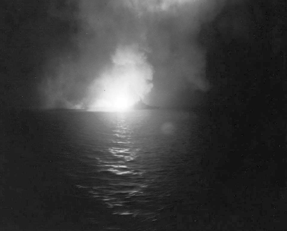 A West Virginia tüzel a Surigao-szorosban.