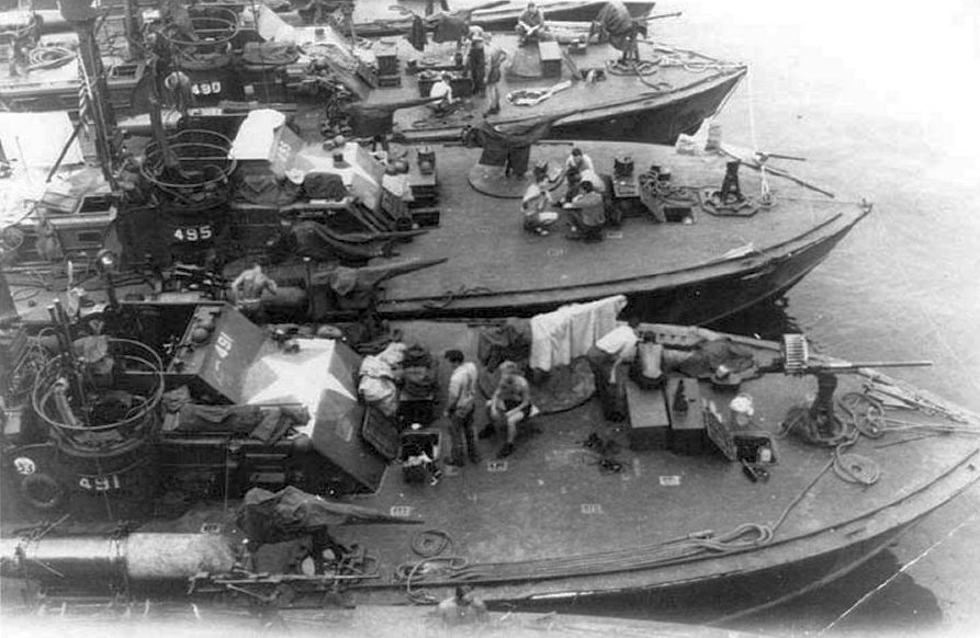 A Fülöp-szigeteknél állomásozó PT naszádok a hadművelet idején.