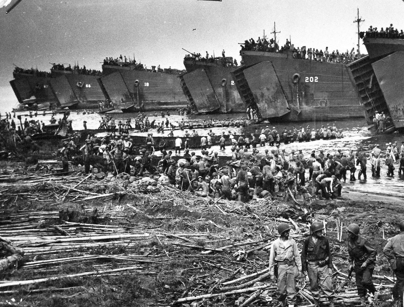 Partraszálló hajók Leyténél.