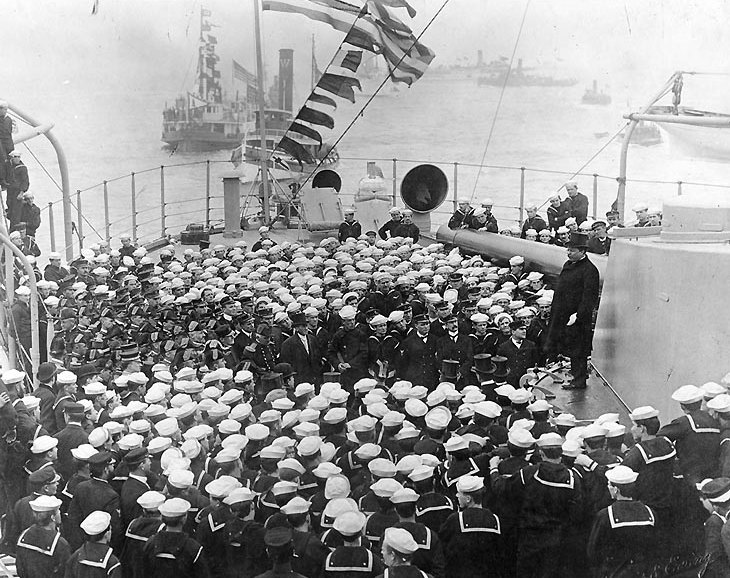 A hazaérkező flottát üdvözlő Roosevelt elnök a Connecticut tatfedélzetén.