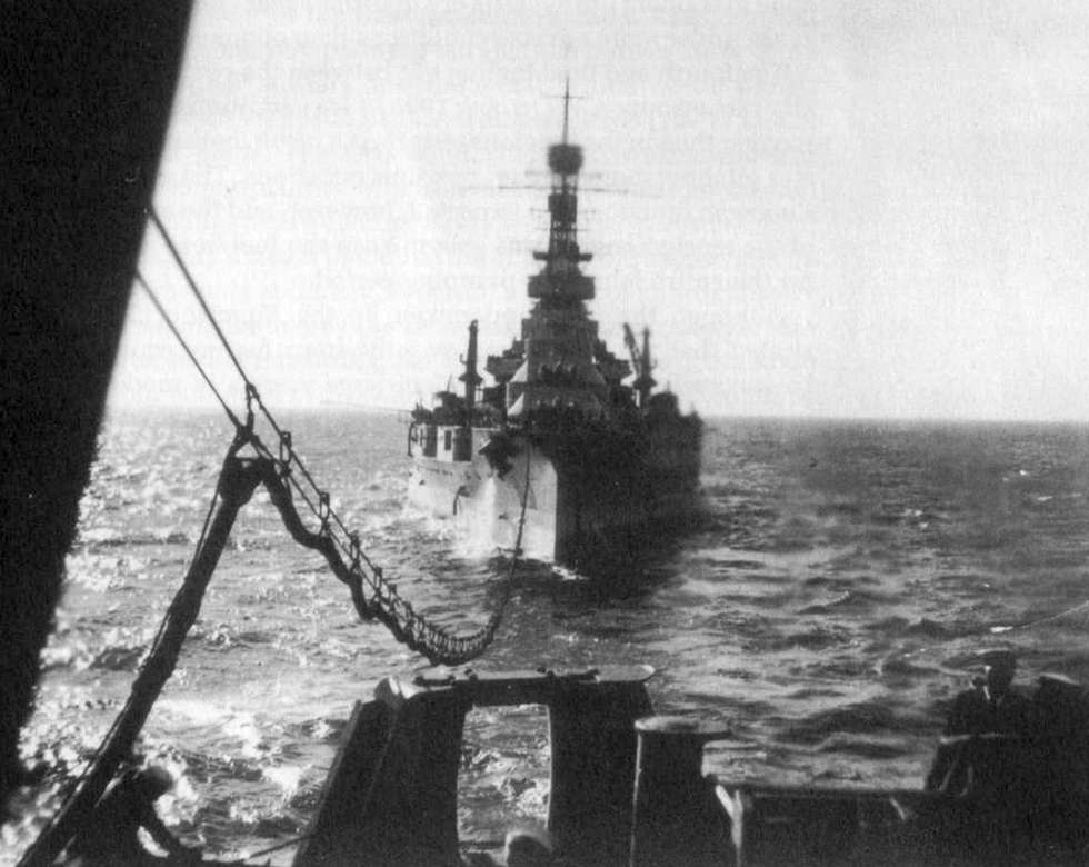 Olajfelvétel a tengeren, a húszas években. A képen az Arizona csatahajó. Az akkoriban szokásos eljárás szerint a tankhajó nem a feltöltésre váró hadihajó mellé állt, hanem előtte vagy mögötte haladva vitték át a tömlőt annak a fedélzetére.