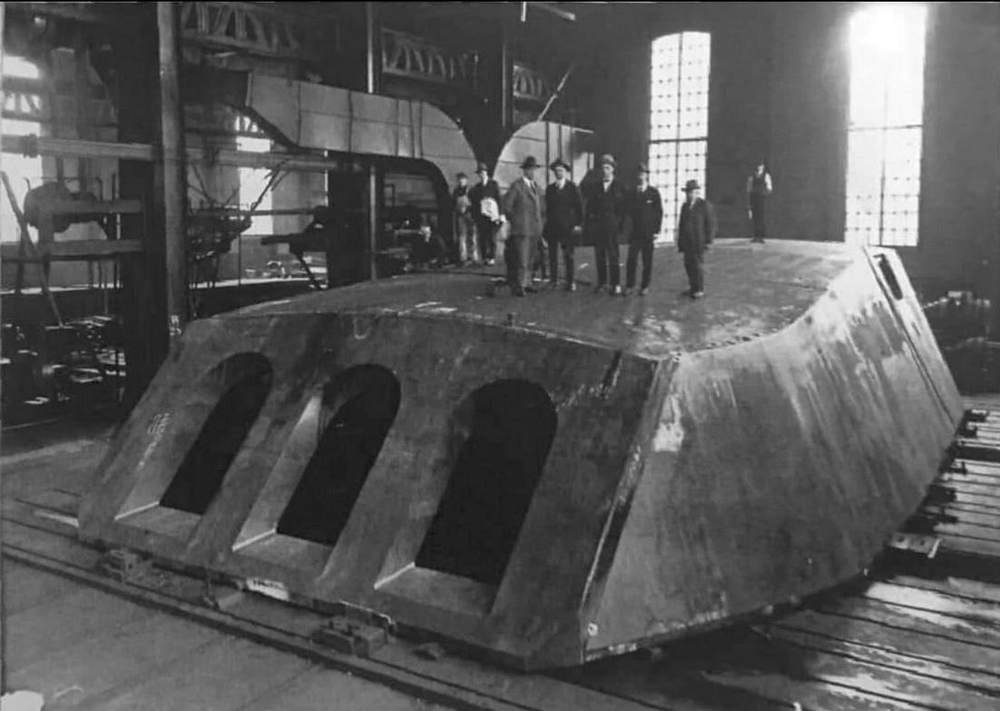 Felül a Nevada osztály részére készülő ikerlövegtorony, alul a Pennsylvania egyik háromágyús tornyának összeszerelt páncéllemezei.