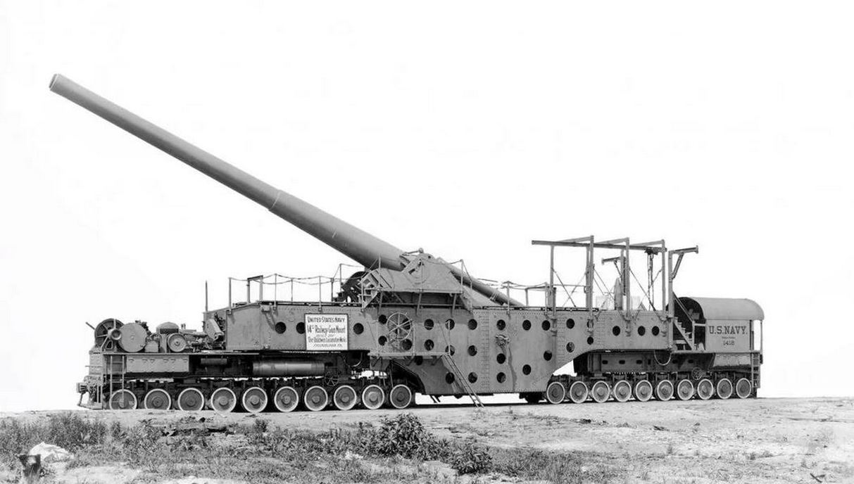 A New Mexico és Tennessee osztályon használt 356 mm-es hajóágyú egy vasúti löveggé átalakított példánya.