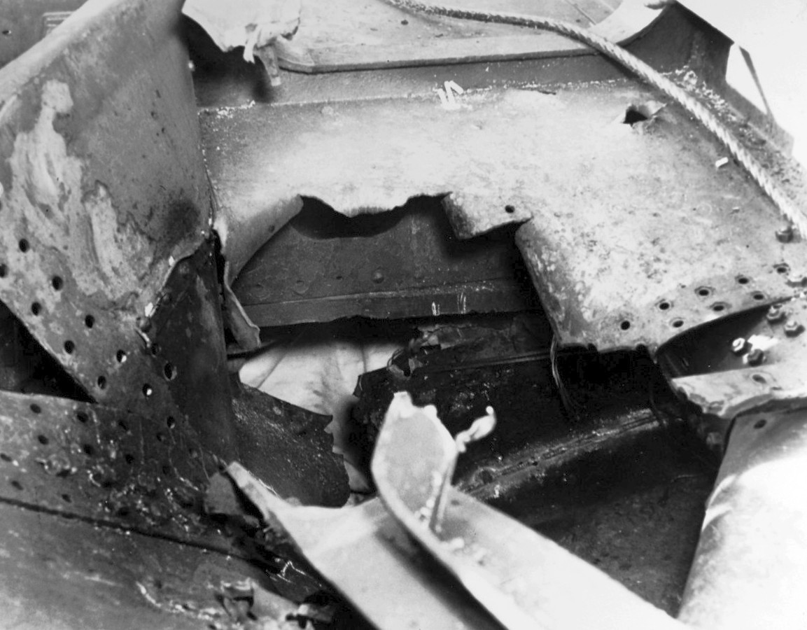 Bombatalálat ütötte lyuk a Tennessee 3-as lövegtornyának tetején.