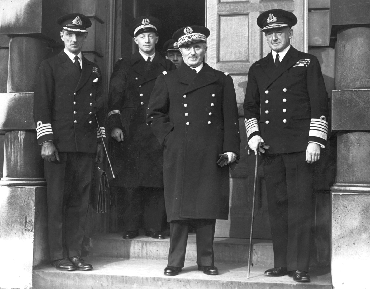 Darlan 1939 decemberében, egy londoni látogatáson. Mellette az Admiralitás akkori Első Lordja, Sir Dudley Pound.