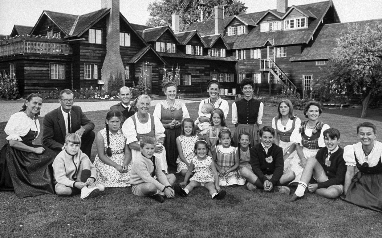 A Trapp család 1965-ben, a vermonti ház előtt. class=