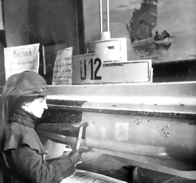 Az 1918-as budapesti haditengerészeti kiállítás egyik attrakciója volt az U-12 fából készült modellje. A tengerészözvegyek és árvák részére adakozók egy szöget verhettek a hajóba.