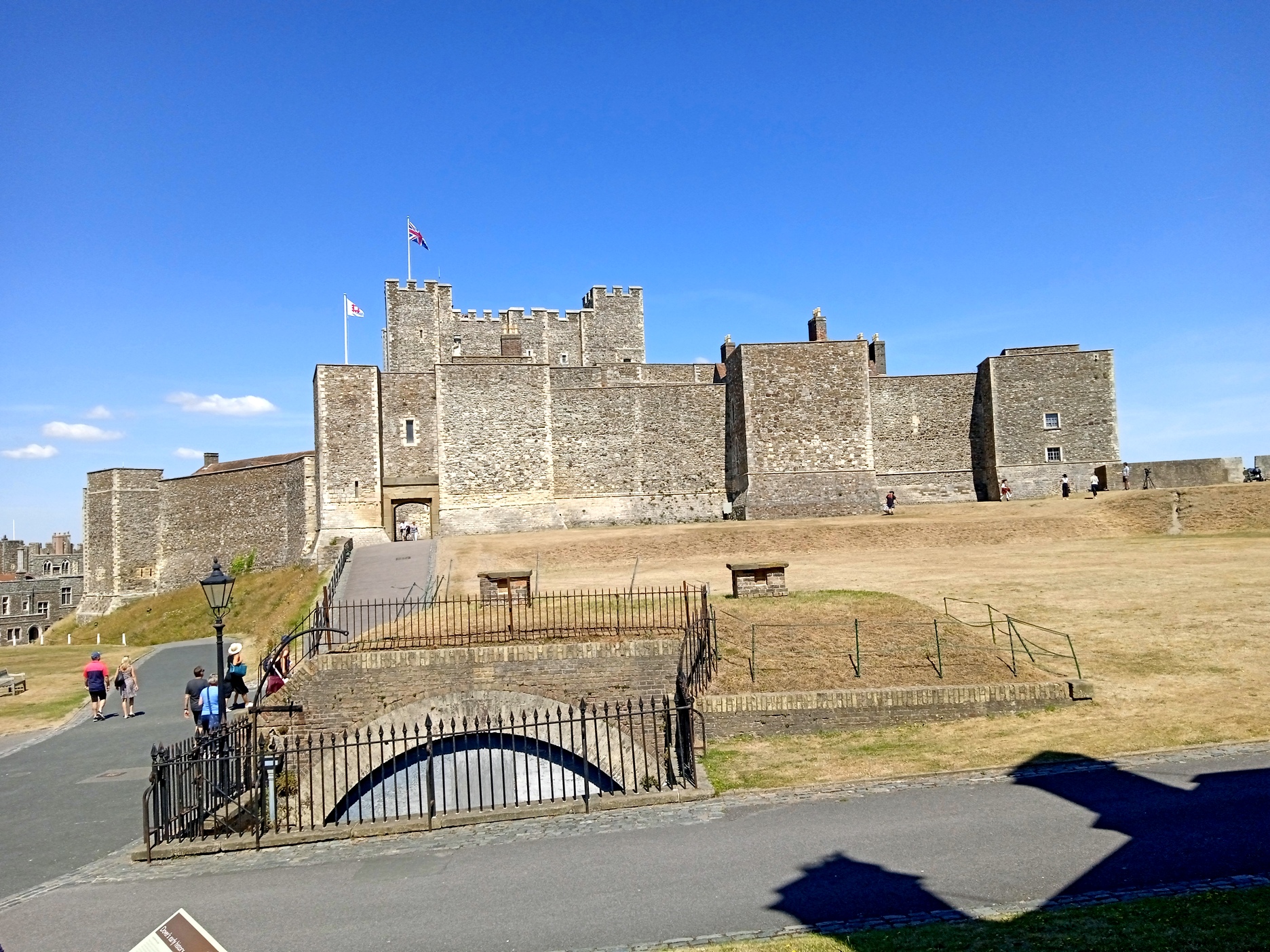 A belső vár déli oldala, és a Great Tower.