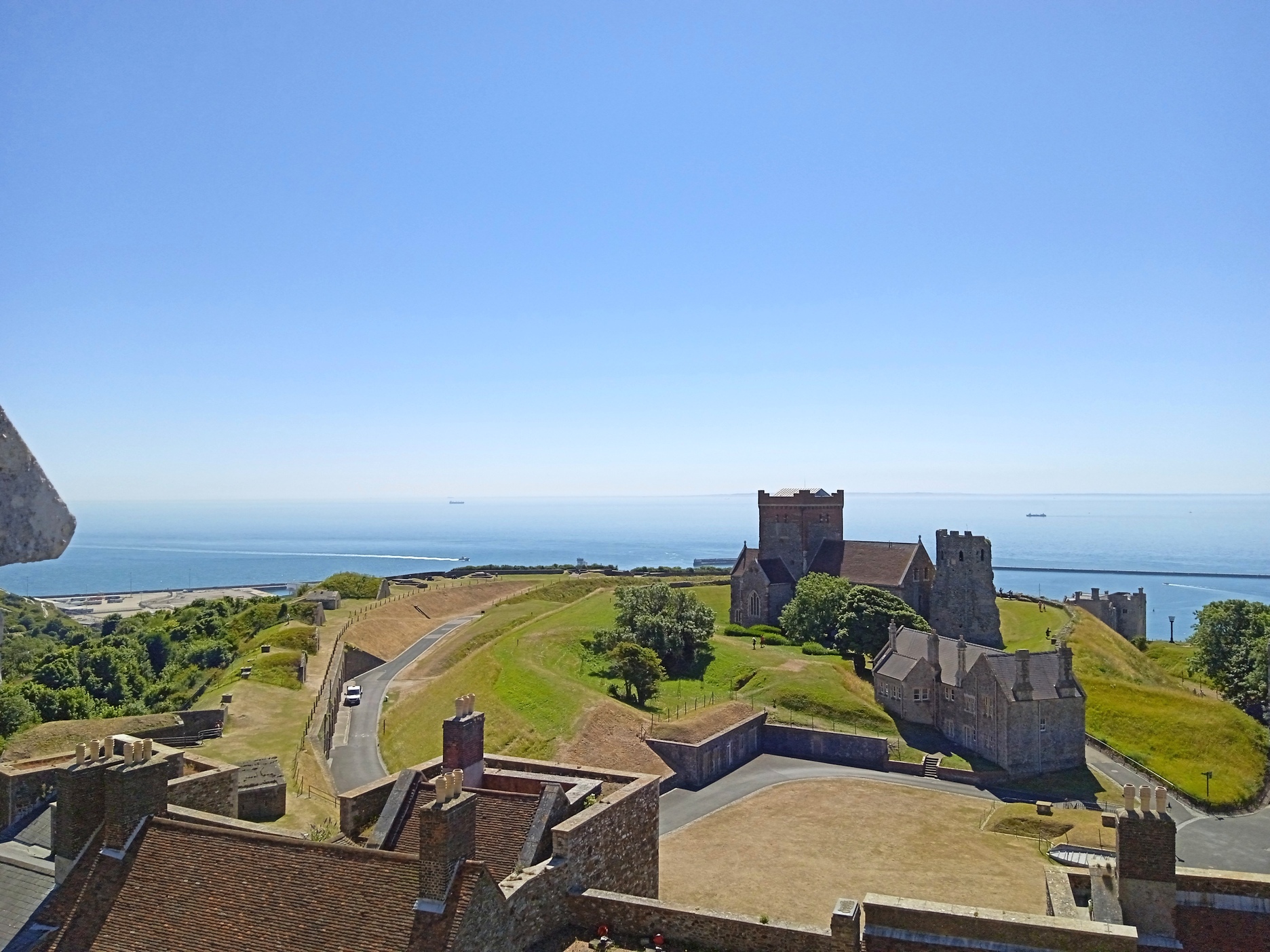Kilátás a toronytetőről a külső várra, és a tengerre. A túloldali part a párás időben is jól kivehető.