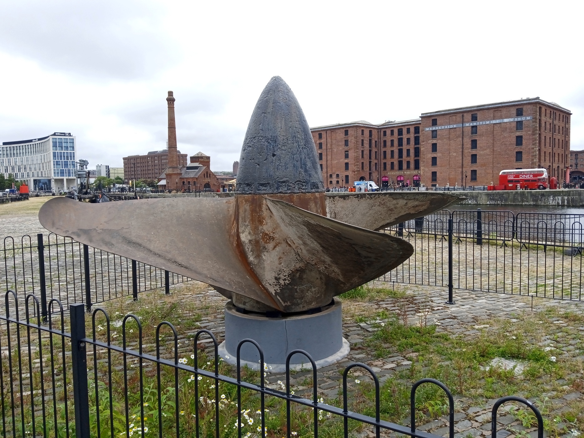 A Lusitania egyik hajócsavarja, melyet a nyolcvanas évek elején emeltek ki a roncsról. Hátul a Merseyside Maritime Museum épülete.