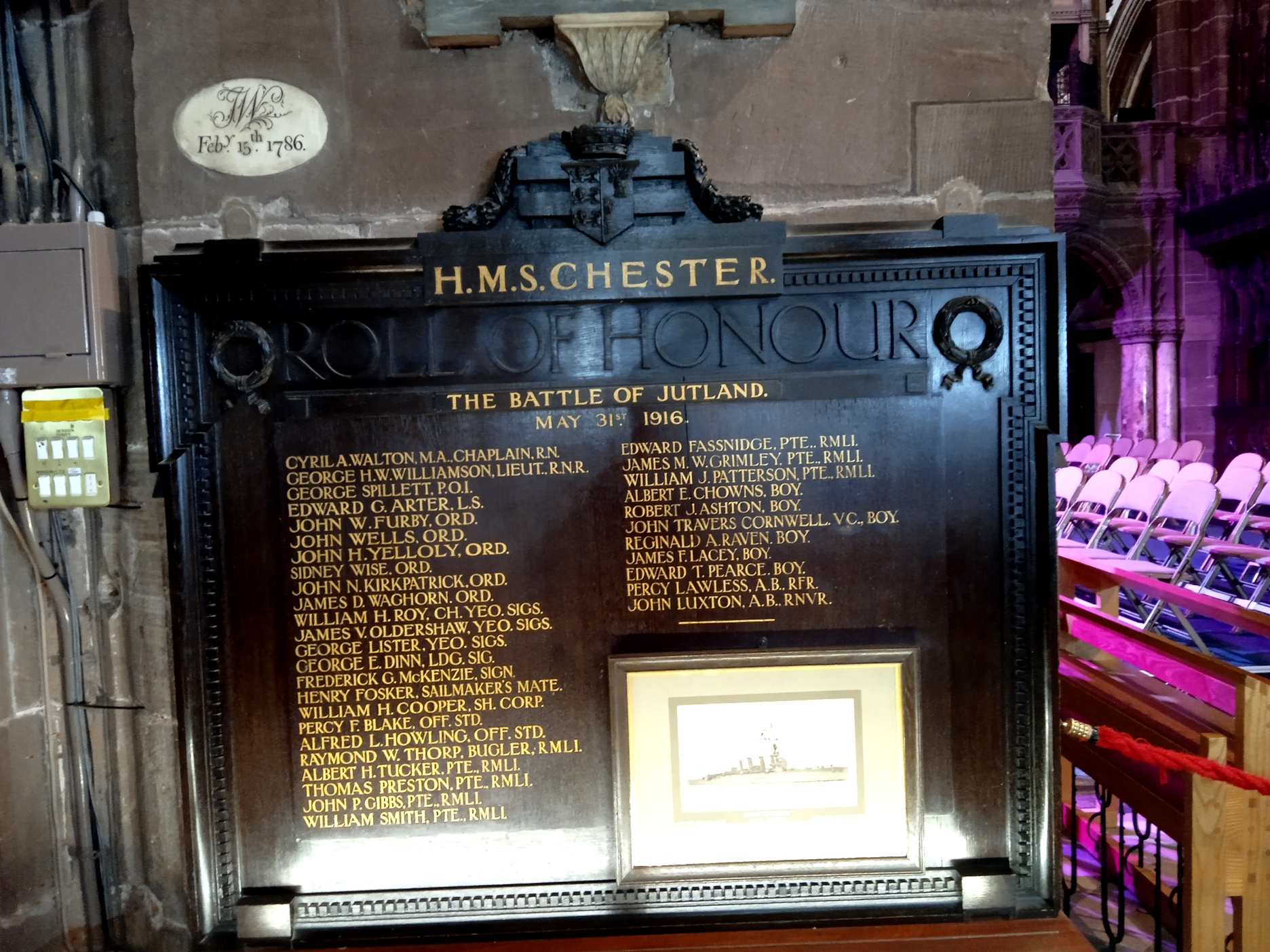 A közeli Chester katedrálisában látható emléktábla, a városról elnevezett cirkálón a skagerraki csatában elesett tengerészek emlékére.
