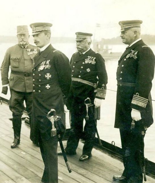 Károly császár látogatása a Viribus Unitison, 1917-ben. A császár mögött a flottaparancsnok, Maximilian Njegovan tengernagy, a kép jobb szélén a csatahajó parancsnoka, Janko Vukovic de Podkapelski.