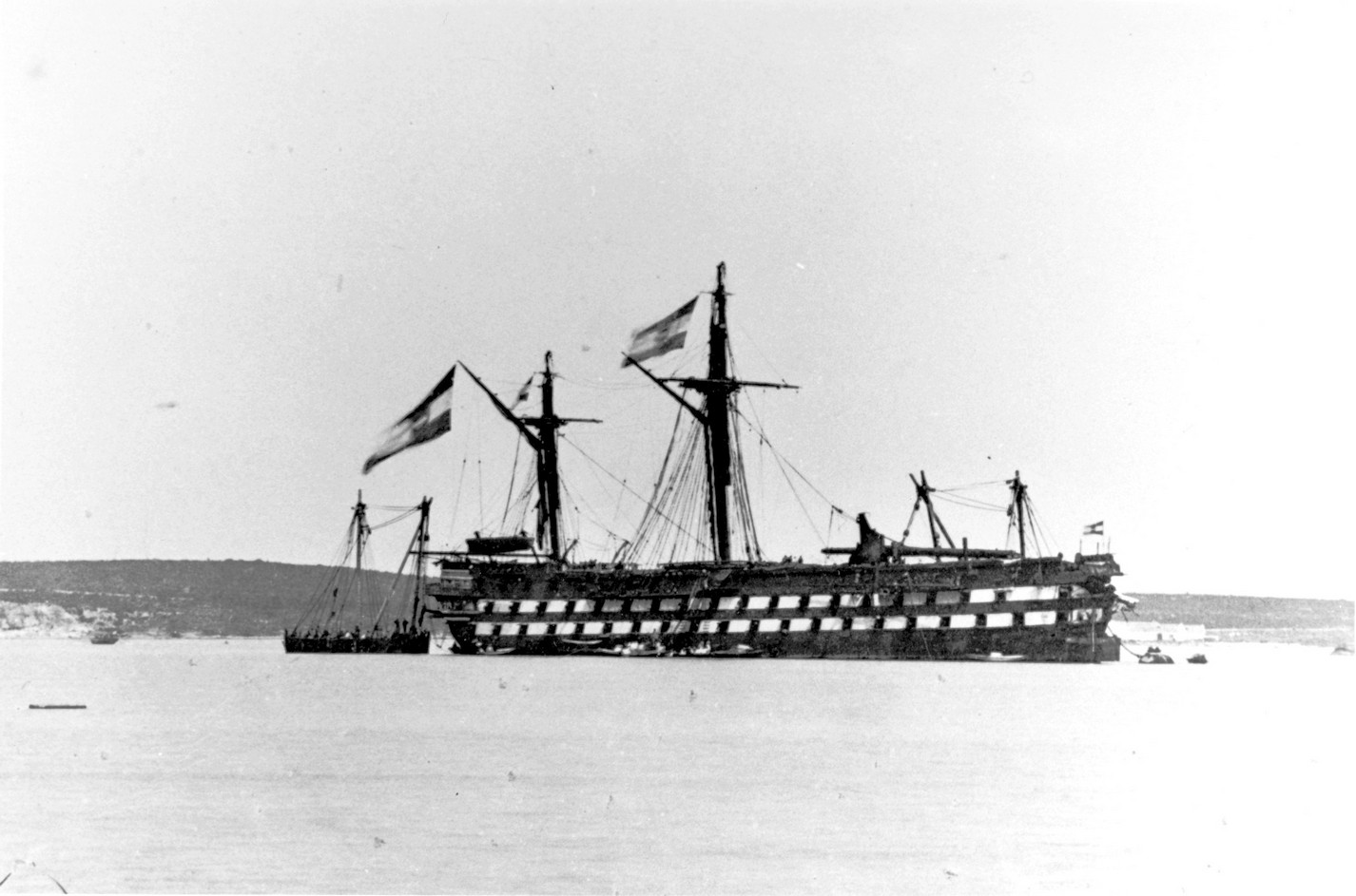 Az ütközetben súlyosan megrongálódott Kaiser sorhajó a lissai öbölben.
