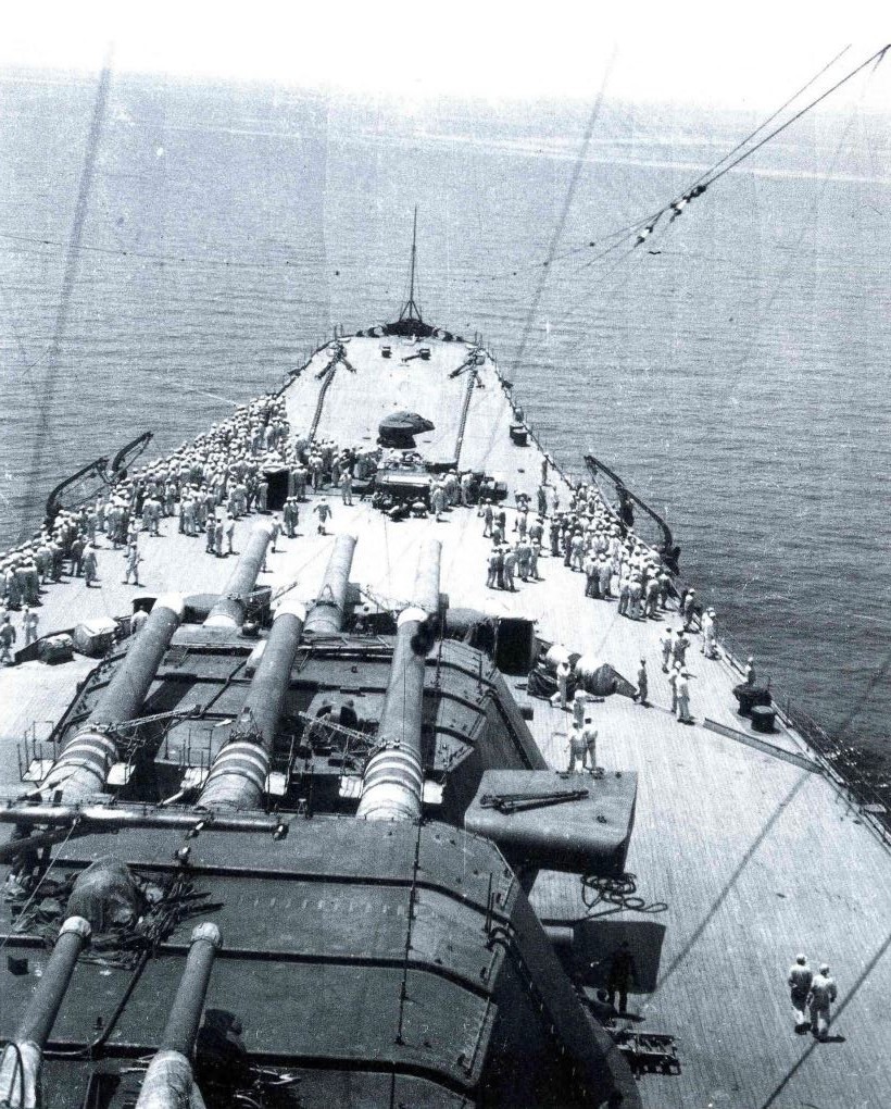 A Musashi fedélzete és elülső lövegtornyai.