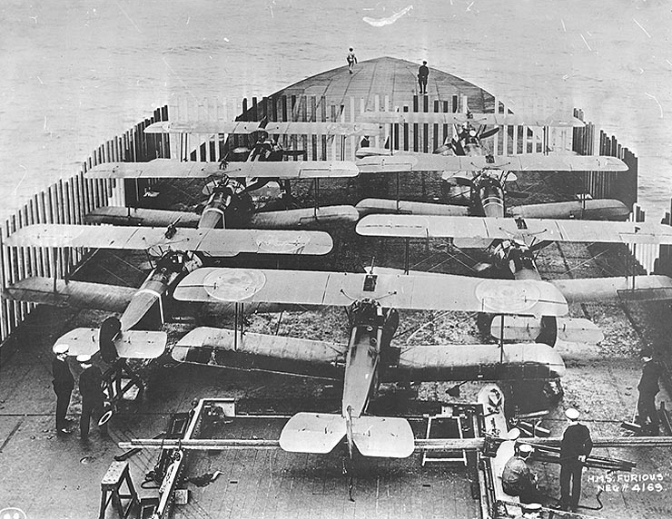 Indításra felkészített repülőgépek a Furious fedélzetén, 1918-ban.