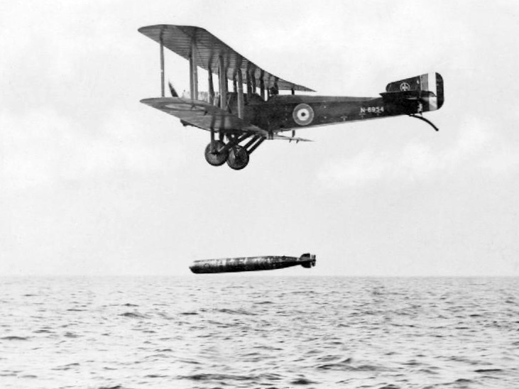 A jövő fegyvere. Egy Sopwith Cuckoo torpedót indít.