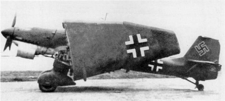 Felhajtott szárnyú Ju-87 oldalról.