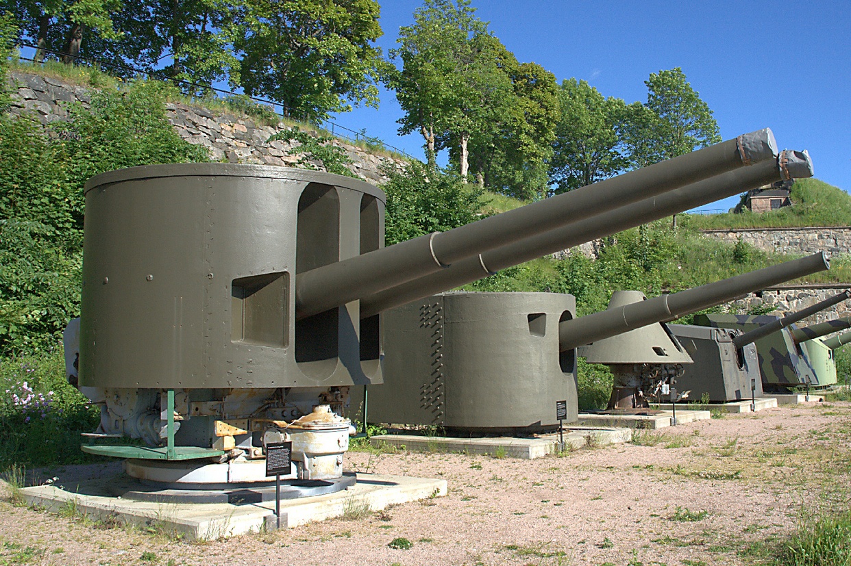 A képen elöl egy eredetileg a Graf Zeppelinre szánt 15 cm-es lövegtorony, a dán Oscarsborg erőd múzeumában.