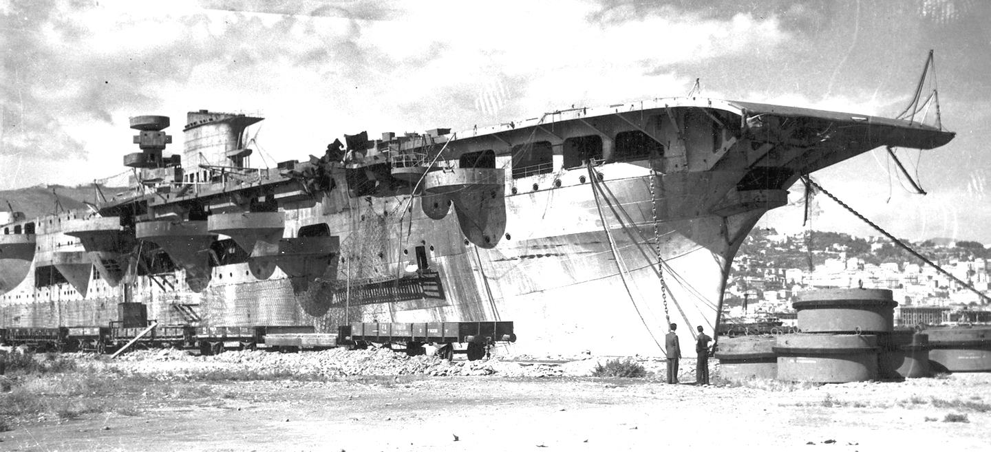 A genovai kikötőben veszteglő Aquila a háború után.