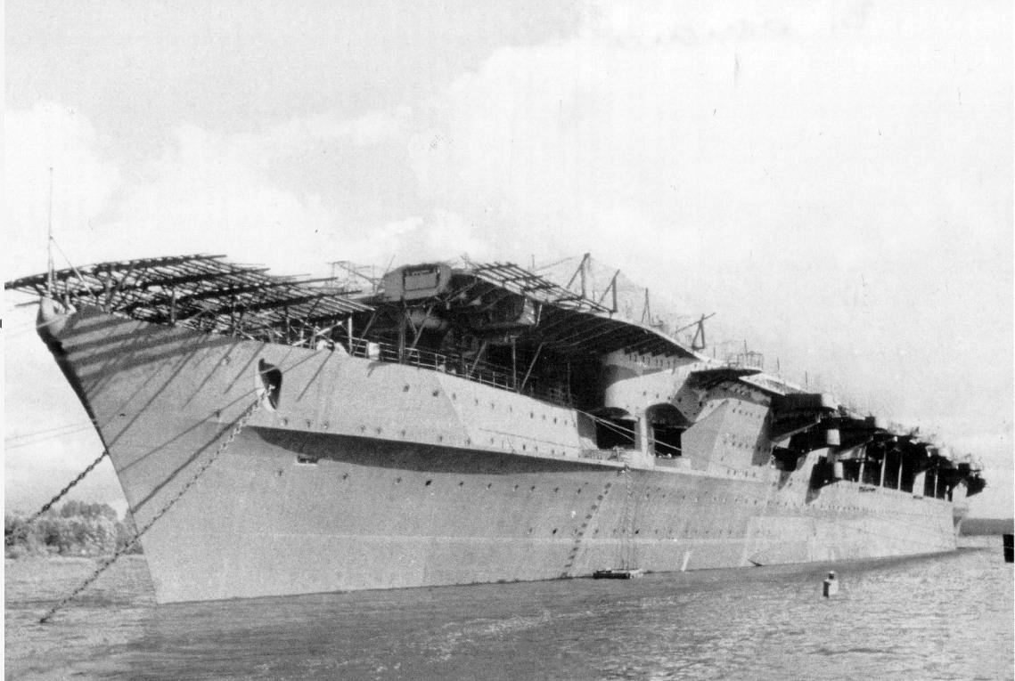 A Graf Zeppelin 1946-ban, a kiemelése után. Az orr részen látható rácsozat az álcahálókat tartotta.