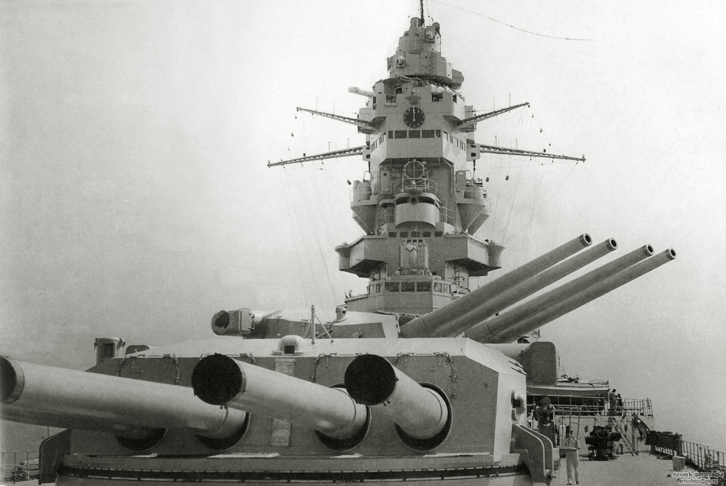 A Dunkerque parancsnoki tornya, és lövegtornyai.